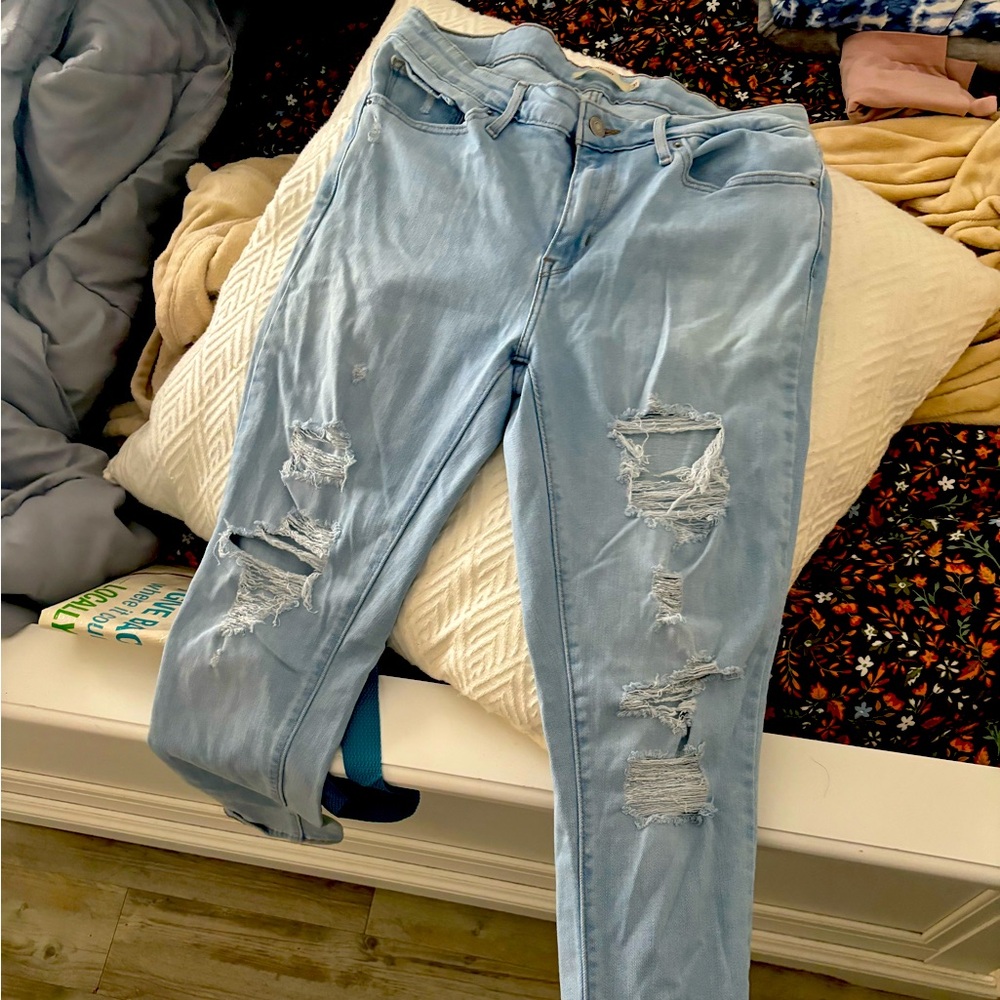 Ripped jeans, boyfriend fit.